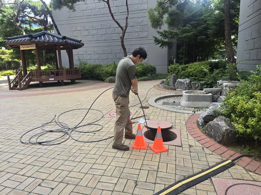 작업 완료 후 배수 흐름을 확인하는 모습
