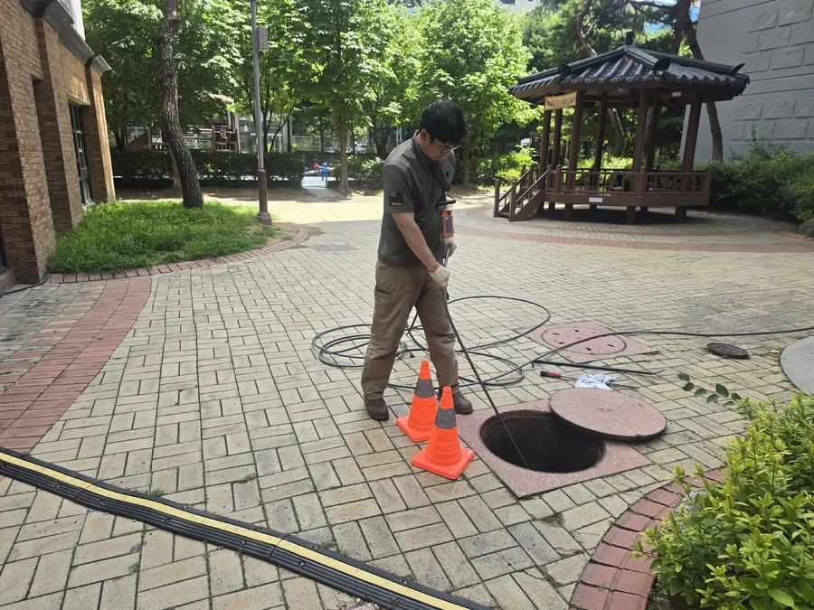 재건축 단지 신규 배관 시공 잔재물 제거 작업
